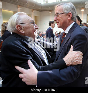 Berlin, Deutschland. 8. November 2013. Luxemburg ist Prime Minister Jean-Claude Juncker (R) und andere ehemalige SPD-Politiker Egon Bahr-Greeteach am Anfang einer Preisverleihung in Berlin, Deutschland, 8. November 2013 sitzen. Juncker erhält den Preis der deutschen Gesellschaft. Foto: WOLFGANG KUMM/Dpa/Alamy Live News Stockfoto