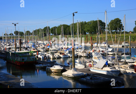 Marina und Somme River von Quai Lejoille, St Valery Sur Somme, Somme, Picardie, Frankreich Stockfoto