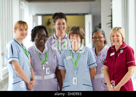 Eine Gruppe von 5 Krankenschwestern Lächeln in Richtung der Kamera in einem Krankenhausflur UK Stockfoto