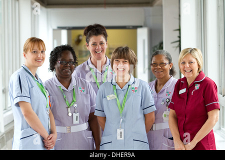 Eine Gruppe von 5 Krankenschwestern Lächeln in Richtung der Kamera in einem Krankenhausflur UK Stockfoto