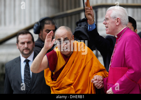 Seine Heiligkeit der Dalai Lama kommt nach St. Pauls Cathedral, die 2012-Templeton-Preis in London Großbritannien, am 14. Mai 2012 erhalten Stockfoto