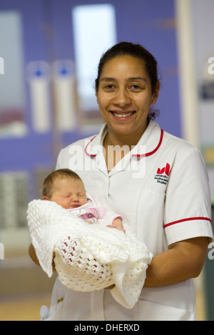 Eine Student Hebamme hält einen neuen geboren Baby UK Stockfoto