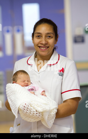 Eine Student Hebamme hält einen neuen geboren Baby UK Stockfoto