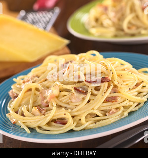 Spaghetti Alla Carbonara mit Speck, Eiern, Käse und Pfeffer (selektiven Fokus, Fokus, ein Drittel in die Mahlzeit) gemacht Stockfoto