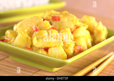 Hähnchen-Mango-Curry mit Paprika und Kartoffeln (selektiven Fokus, Fokus auf das Huhn Stück in der Front) Stockfoto