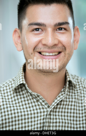 Porträt eines Mitte erwachsenen Mannes lächelnd Stockfoto