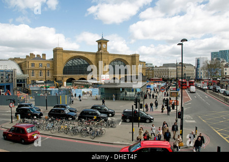 Kings Cross Station von oben mit dem Verkehr vor, Camden London England UK Stockfoto