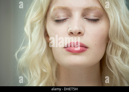 Junge Frau mit geschlossenen Augen Stockfoto