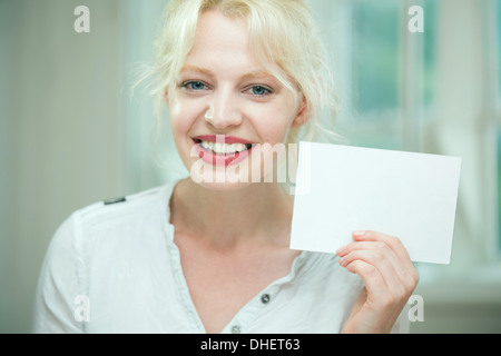 Junge Frau mit einer leeren Karte Stockfoto