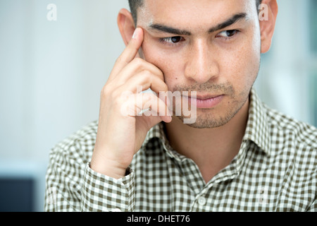 Mitte erwachsenen Mannes tief in Gedanken Stockfoto