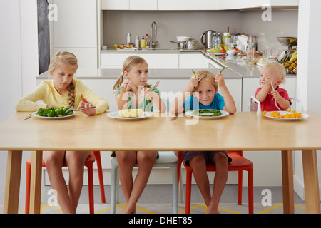 Kinder, die sich weigern, Gemüse zu essen Stockfoto