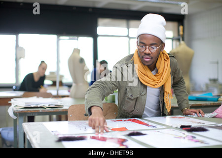 Mode-Design-Studenten in der Klasse Stockfoto