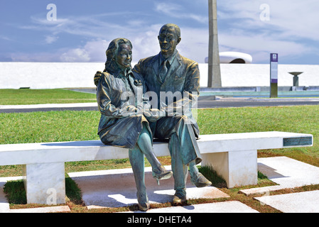 Brasilien, Brasilia: Bronze-Statuen des Ehepaars Präsidenten Juscelino und Sarah Kubitschek vor JK-Denkmal Stockfoto