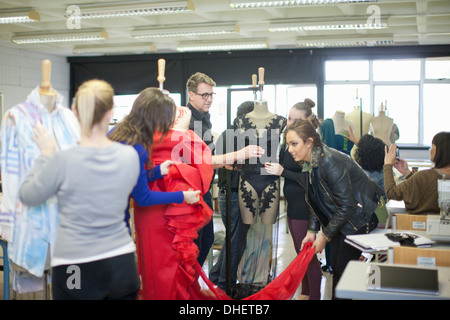 Mode-Design-Lehrer und Schüler in der Klasse Stockfoto