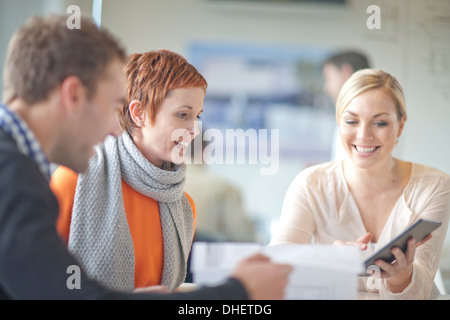 Geschäftsleute, Blick auf digital-Tablette Stockfoto