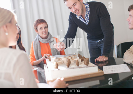 Treffen in Architekturbüros, Modell betrachten Stockfoto