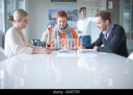 Geschäftsleute treffen am Konferenztisch Stockfoto