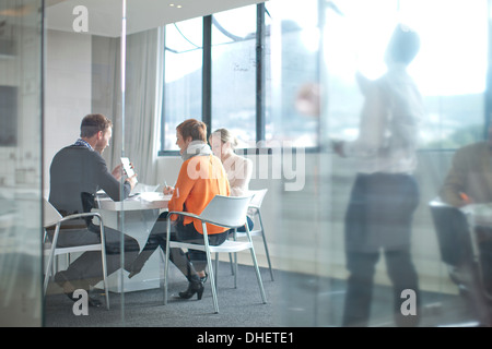 Geschäftsleute treffen am Konferenztisch Stockfoto