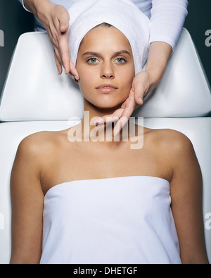 Junge Frau mit Gesichtsbehandlung Stockfoto