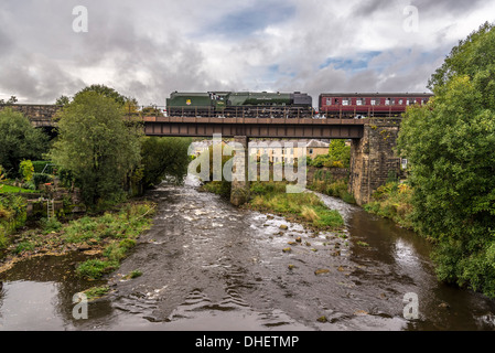 East Lancashire Railway Herbst Dampf Gala statt am Wochenende Oct 19/20. 2013. Brooksbottom Viadukt über den Fluss Irwell. Stockfoto