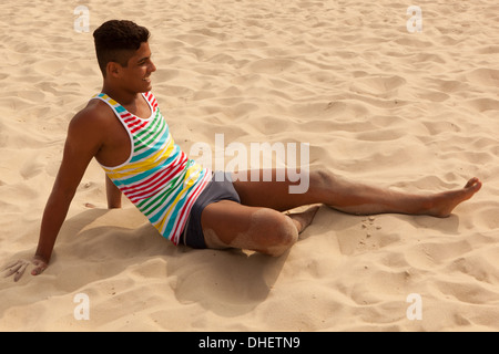 Junger Mann entspannen am Strand. Stockfoto