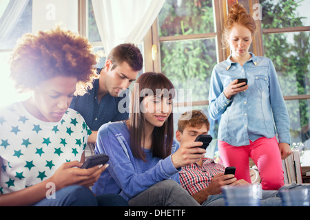 Gruppe von Freunden mit smartphones Stockfoto