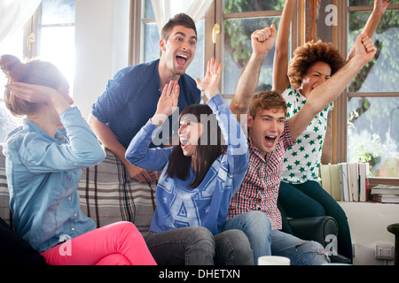Gruppe von Freunden ansehen tv jubeln Stockfoto