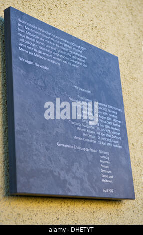 München, Deutschland. 8. November 2013. Die Gedenktafel für habil. Kiliç, eines der Opfer getötet von den Nazi-Terror Gruppe National sozialistischen Untergrund (NSU) in München, Deutschland, 8. November 2013. Das Denkmal erinnert an die zehn Menschen, die angeblich von der NSU zwischen 2000 und 2007 ermordet. Die Namen der zehn Toten und der Ort und das Datum des Verbrechens werden an die Tafel geschrieben. Foto: Inga Kjer/Dpa/Alamy Live News Stockfoto