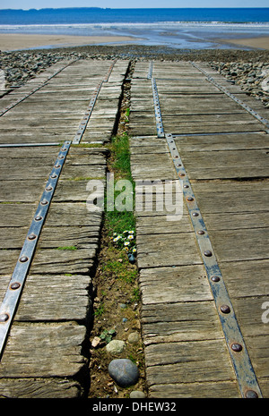 hölzerne Wege über Kies führt zu Sandstrand und Meer auf Newgale Sands Wales Stockfoto