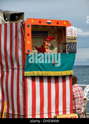 Traditionelle englische Punch and Judy Show/Stand auf Cromer Pier Norfolk England Stockfoto