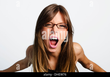 Böse Frau schreiend auf weißem Hintergrund Stockfoto