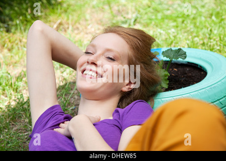 Frau liegend auf Reifen Stockfoto