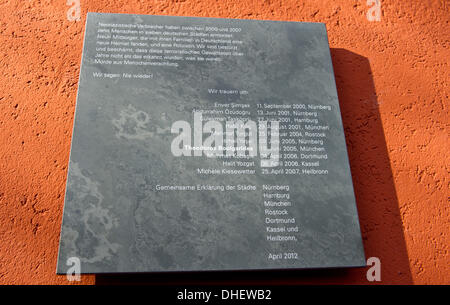 München, Deutschland. 8. November 2013. Die Gedenktafel für Theodoros Boulgarides, eines der Opfer getötet von den Nazi-Terror Gruppe National sozialistischen Untergrund (NSU) in München, Deutschland, 8. November 2013. Das Denkmal erinnert an die zehn Menschen, die angeblich von der NSU zwischen 2000 und 2007 ermordet. Die Namen der zehn Toten und der Ort und das Datum des Verbrechens werden an die Tafel geschrieben. Foto: Inga Kjer/Dpa/Alamy Live News Stockfoto