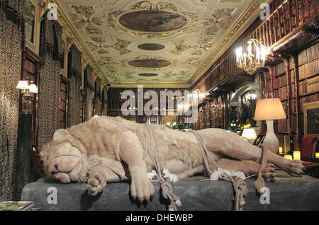 Peak District, Derbyshire, UK. 8. November 2013.  Aslan Lügen auf den steinernen Tisch in Chatsworth Bibliothek für das magische Land Narnia in Chatsworth gebunden "sieht, dass das Herrenhaus unteren Etagen mit Bäumen, Schnee und Schlitten, C. S Lewis winterliche Wunderland neu dekoriert.  Mit kostümierte Führungen zu helfen, die Geschichte zum Leben zu erwecken Zeichen einschließlich Aslan und ein Kinder Trail, die Veranstaltung für das Publikum ab Samstag 9 Nov geöffnet.  bis 23 Dec.  2013. Credit: Matthew Taylor/Alamy Live-Nachrichten Stockfoto