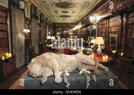 Peak District, Derbyshire, UK. 8. November 2013.  Aslan Lügen auf den steinernen Tisch in Chatsworth Bibliothek für das magische Land Narnia in Chatsworth gebunden "sieht, dass das Herrenhaus unteren Etagen mit Bäumen, Schnee und Schlitten, C. S Lewis winterliche Wunderland neu dekoriert.  Mit kostümierte Führungen zu helfen, die Geschichte zum Leben zu erwecken Zeichen einschließlich Aslan und ein Kinder Trail, die Veranstaltung für das Publikum ab Samstag 9 Nov geöffnet.  bis 23 Dec.  2013. Credit: Matthew Taylor/Alamy Live-Nachrichten Stockfoto