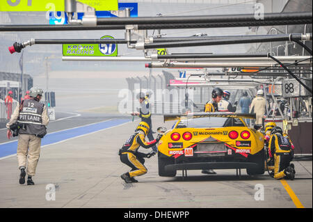 Shanghai, China. 8. November 2013. WEC 6-Stunden-Rennen. Tag zur freien Praxis und Qualifikation. #50 LARBRE Wettbewerb (FRA) CORVETTE C6 ZR1 PATRICK BORNHAUSER (FRA) JULIEN CANAL (FRA) FERNANDO REES (BRA) Credit: Action Plus Sport/Alamy Live News Stockfoto