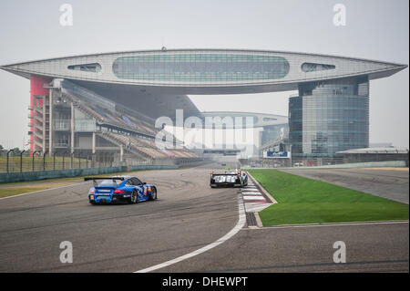 Shanghai, China. 8. November 2013. WEC 6-Stunden-Rennen. Tag zur freien Praxis und Qualifikation. #88 PROTON Wettbewerb (DEU) PORSCHE 911 GT3 RSR CHRISTIAN RIED (DEU) GIANLUCA RODA (ITA) PAOLO RUBERTI (ITA) Credit: Action Plus Sport/Alamy Live News Stockfoto