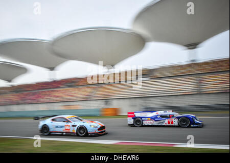 Shanghai, China. 8. November 2013. WEC 6-Stunden-Rennen. Tag zur freien Praxis und Qualifikation. #7 TOYOTA RACING (JAP) TOYOTA TS030 HYBRIDE ALEXANDER WURZ (AUT) NICOLAS LAPIERRE (FRA) Credit: Action Plus Sport/Alamy Live News Stockfoto