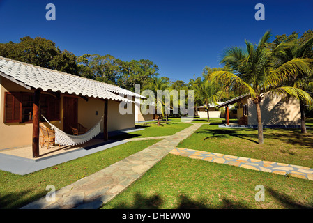 Brasilien, Pantanal: Ferienhäuser und Garten der Pension Pousada Rio Mutúm in Barão de Melgaço Stockfoto