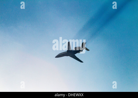 Dassault Falcon 2000 wirft einen Schatten, da es Ivinghoe Beacon auf seinen Ansatz zum Flughafen London Luton in Bedfordshire überfliegt Stockfoto