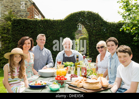 Porträt von drei Generationen Familie genießen Mittagessen im freien Stockfoto