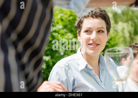 Frau mit kurzen braunen Haaren wegschauen Stockfoto