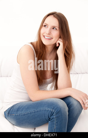 Frau sitzt auf dem sofa Stockfoto