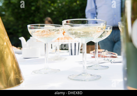 Champagner-Gläser auf Tisch, Nahaufnahme Stockfoto