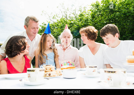 Familie feiern Großvaters Geburtstag Stockfoto