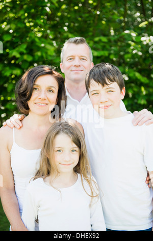 Porträt der Familie mit zwei Kindern Stockfoto