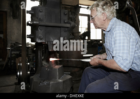 Schmied bei der Arbeit Stockfoto