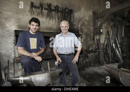 Porträt der Schmiede in Werkstatt Stockfoto