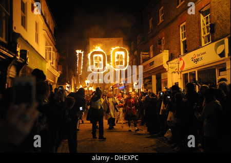 South Street Bonfire Gesellschaft feiern ihren hundertsten Teilnahme an der Lewes feiern 2013 Stockfoto