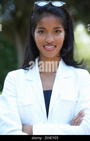 Frau posiert für die Kamera Stockfoto